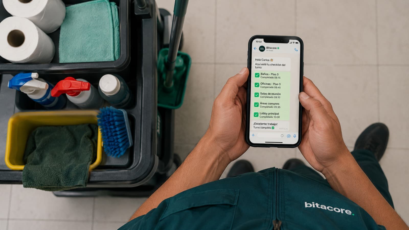 Checklist de WhatsApp con chulos verdes junto al carrito de aseo